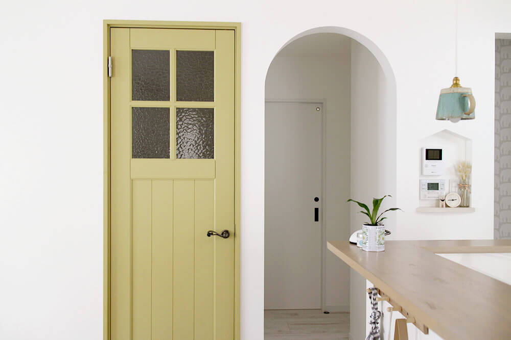 ジーンズスタイル室内ドア 黄色のかわいい木製ドア
