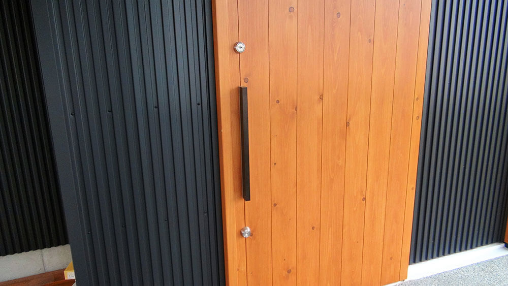 シンプルでスタイリッシュな木製玄関引戸 ユダ木工
