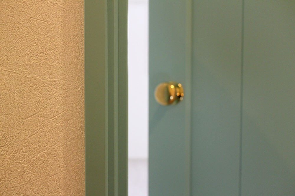 パステルカラーがかわいい、淡い水色のおしゃれな室内ドア