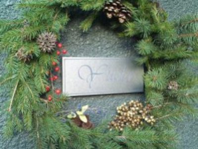 木製ドアにクリスマスリース
