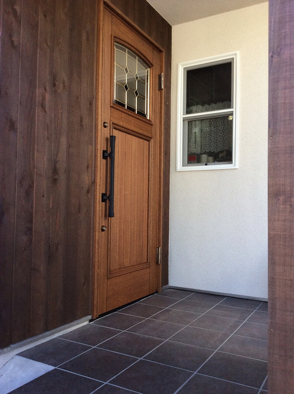 かっこいい玄関アプローチの木製玄関ドア ユダ木工株式会社