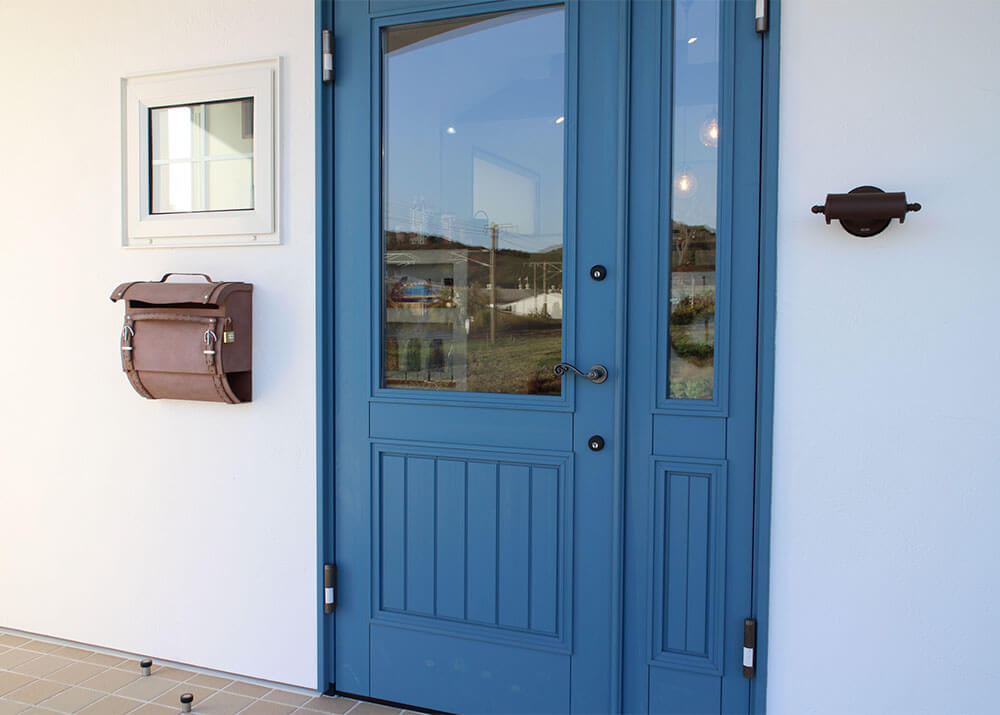 ユダ木工の青い木製玄関ドア アップ
