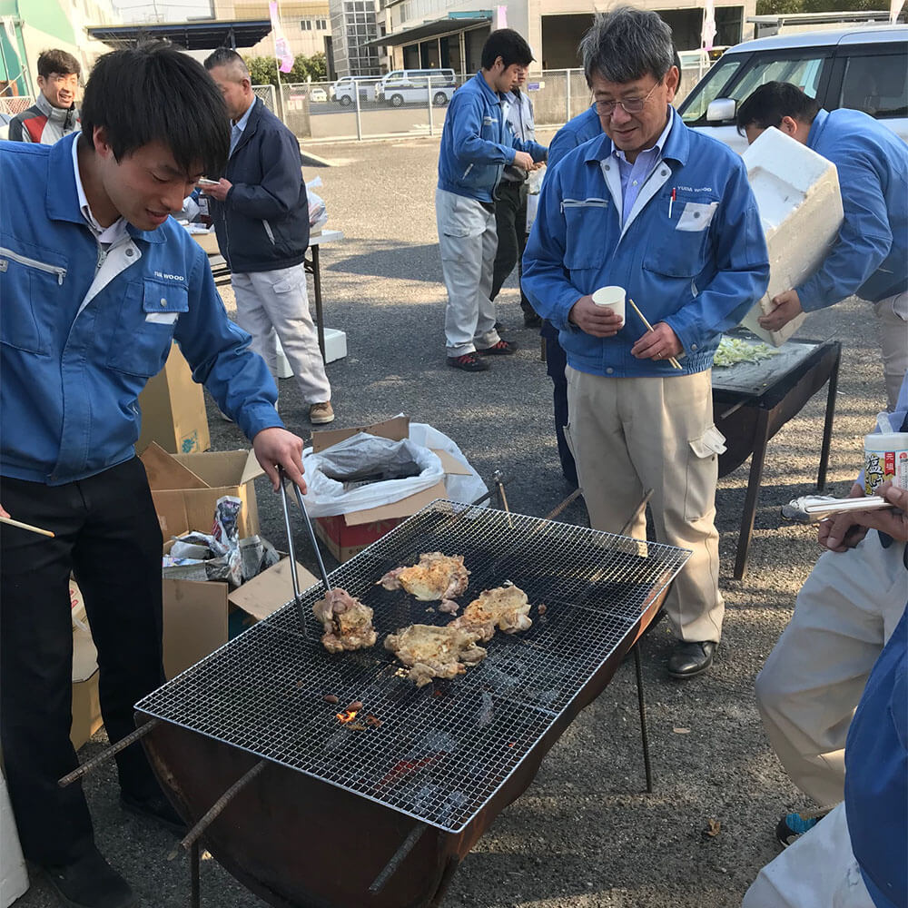 鶏肉を焼く新人を見守る社長