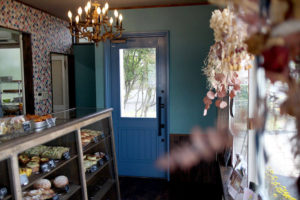 ユダ木工の青い木製玄関ドアと可愛い店内