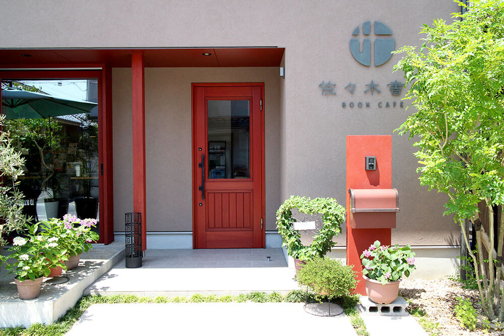 佐々木書店BookCafe入口 ユダ木工の赤い木製玄関ドア