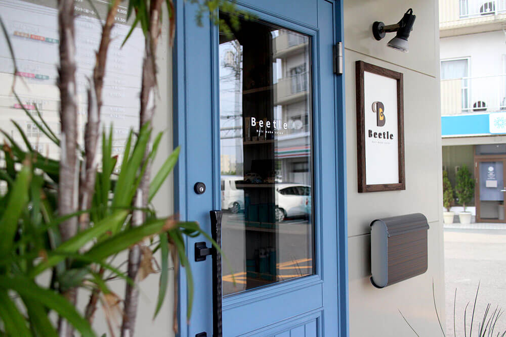 文字入りのガラスが可愛い　青い木製玄関ドア