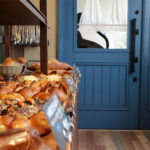 尾道パン屋かぎしっぽ ユダ木工の青い木製玄関ドア