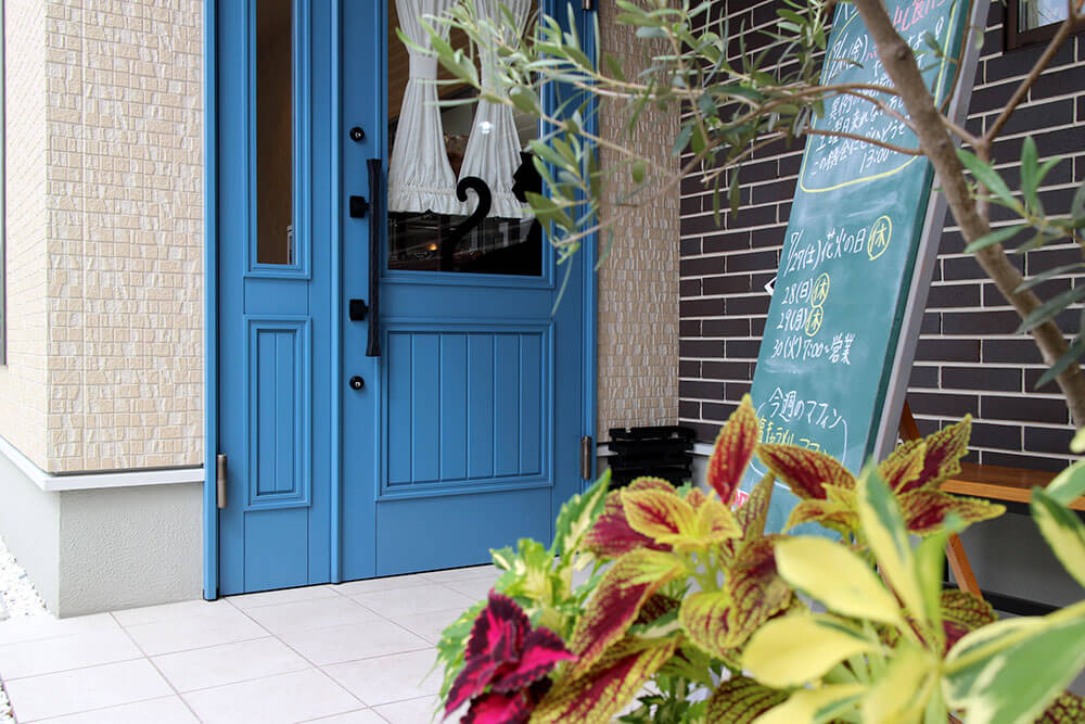 かぎしっぽ入口 ユダ木工の青い木製ドア