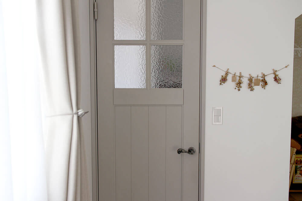ジーンズスタイル室内ドア グレーのかわいい木製ドア