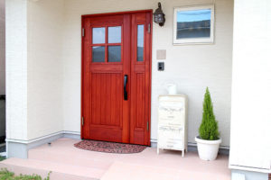 ユダ木工ヨーロピアン玄関ドア 可愛い赤い木製玄関ドア
