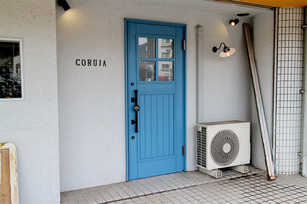 美容室CORUJAの青い木製玄関ドア ユダ木工国産木製玄関ドア