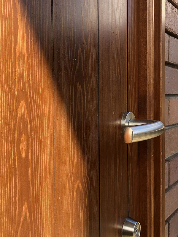 国産ヒノキの木製玄関ドア、外部表面
