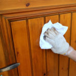 木製玄関ドアにクリアワックスを塗布して、木材表面を保護