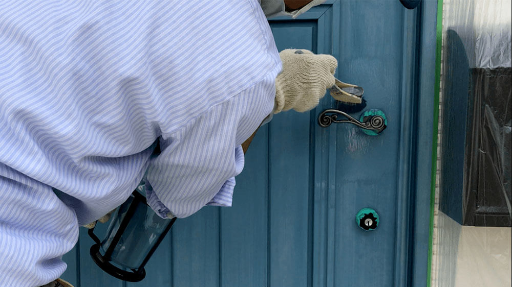 木製玄関ドアのメンテナンス ハケ塗り着色