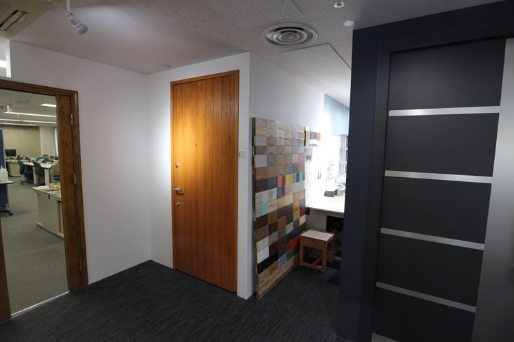 オスモ東京ショールームにユダ木工木製玄関ドアを展示中