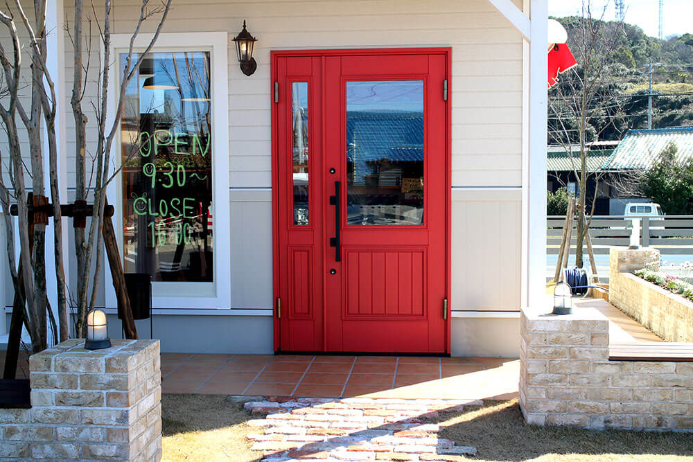 おしゃれな赤い木製玄関ドア