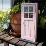 おしゃれなくすみピンクの木製ドア。かわいいミニチュア色見本