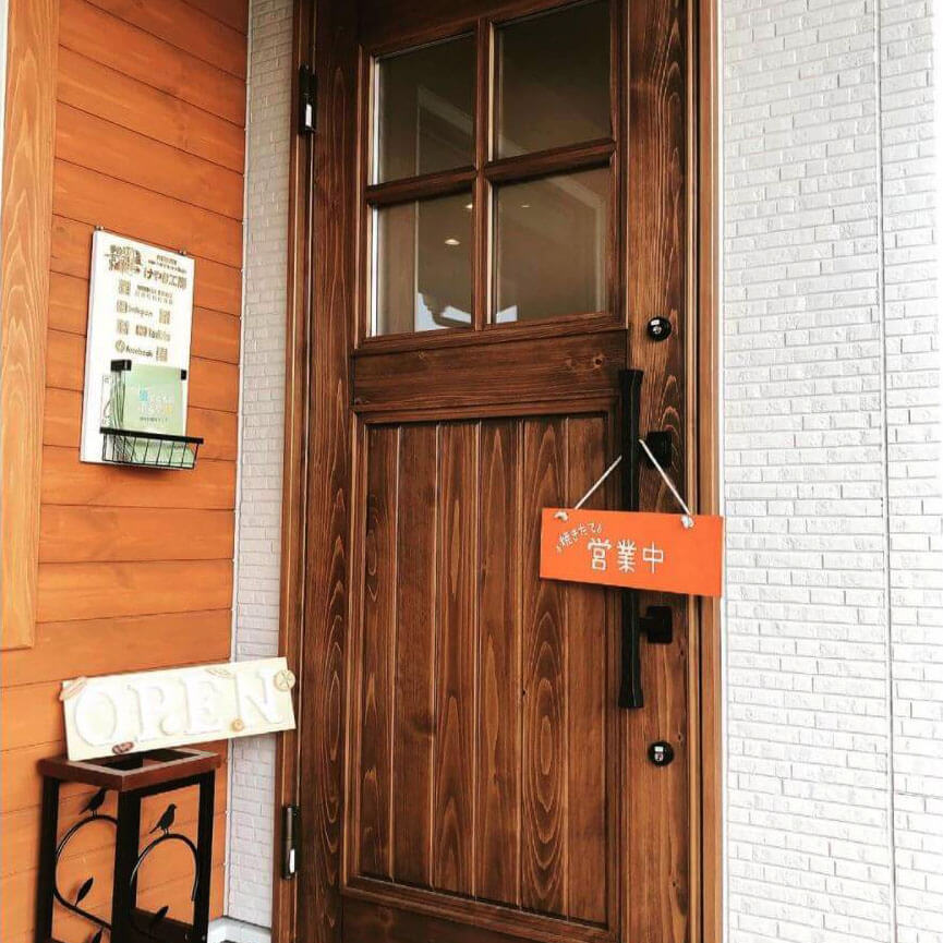 おしゃれな木製の玄関ドア