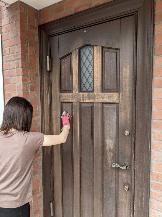 木製ドア再塗装のためのペーパーがけ