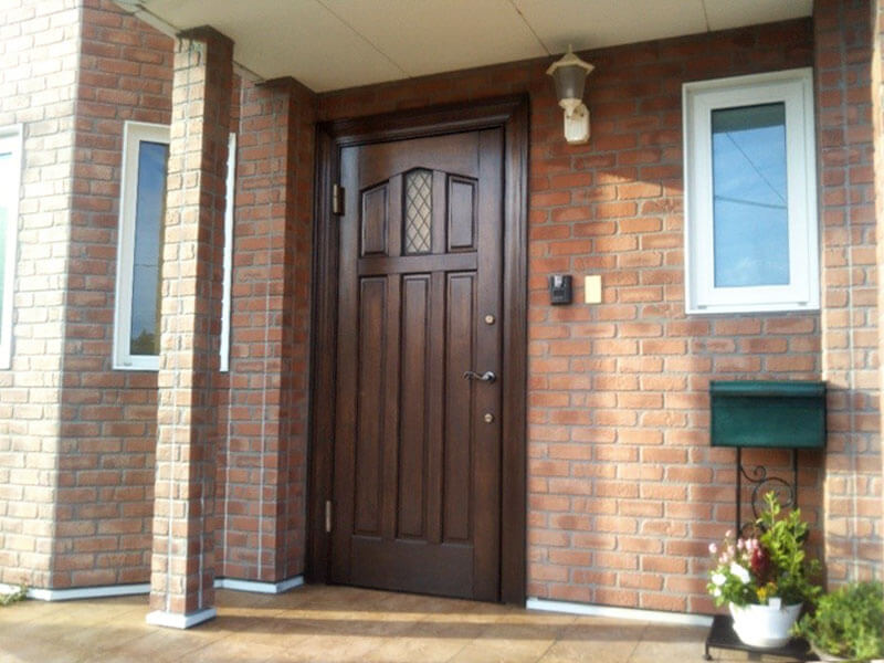 玄関周りの写真　木製ドアの設置条件