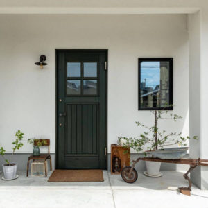 久留米カフェ「UT」の木製玄関ドア