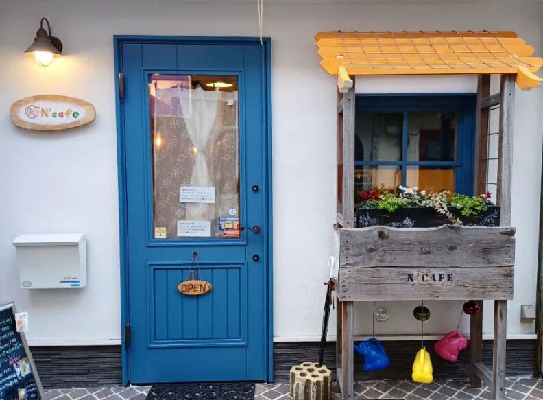 おしゃれなブルーの木製ドアのお店