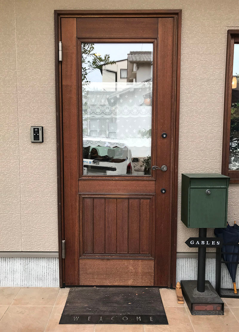 経年変化した木製玄関ドア