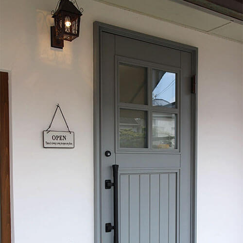 淡いグレーの木製玄関ドア