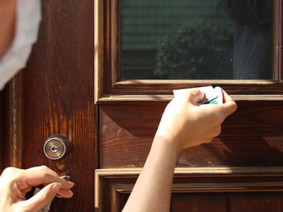 ご夫婦で木製玄関ドア再塗装。大切に暮らす住まいと向き合う