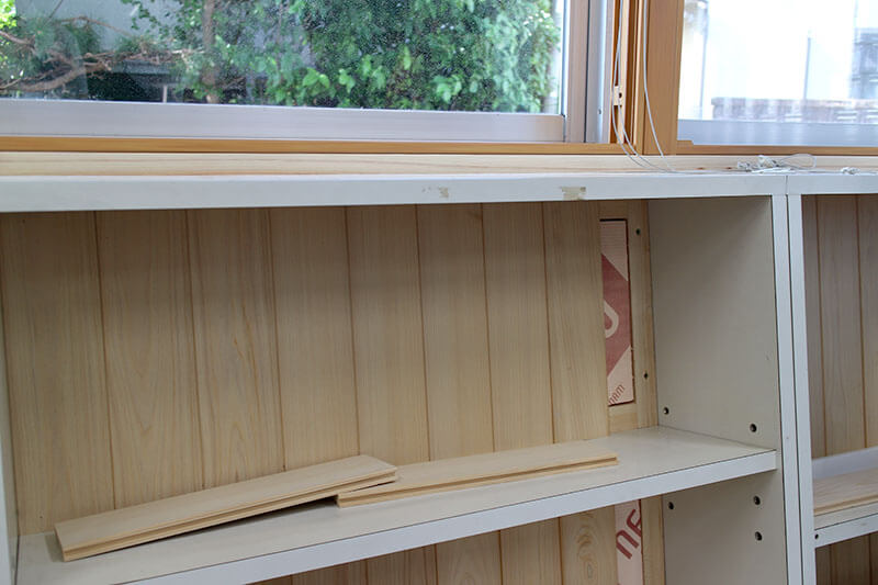 ヒノキの板で仕上げた図書室の本棚の壁