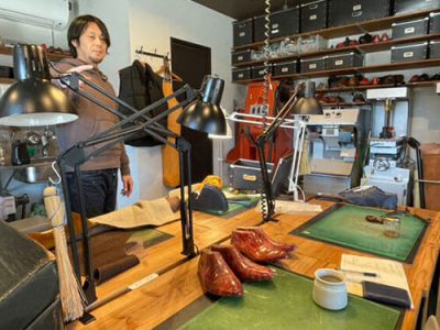 個性豊かな革の魅力。革靴職人と木製玄関引き戸のある工房