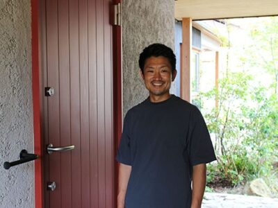 輝く大工集団の家づくりと木製玄関ドア